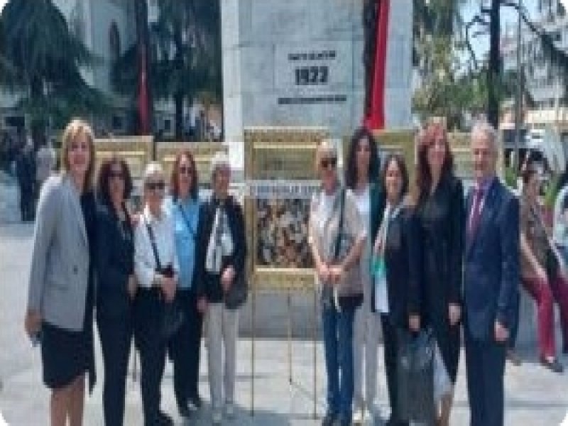 29 Ekim Derneği’nden 19 Mayıs’ta Anlamlı Tören: Emekli Öğretmen Emine Sinan’dan Atatürk Anıtına Saygı